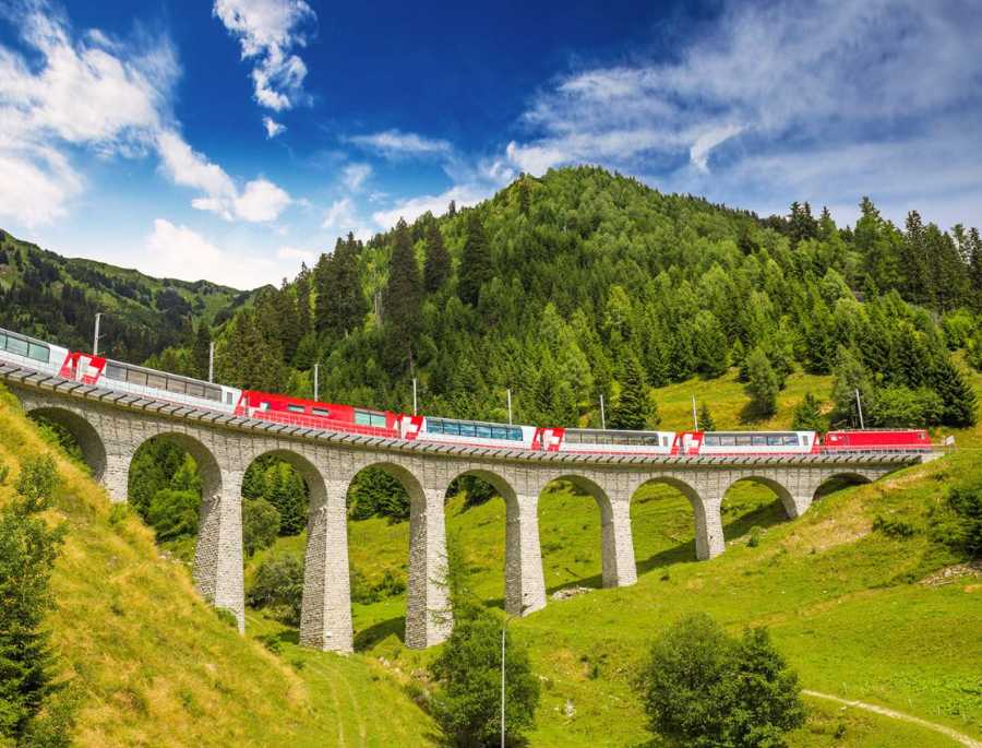 Khung cảnh tuyệt đẹp bên ngoài khung của sổ của đoàn tàu