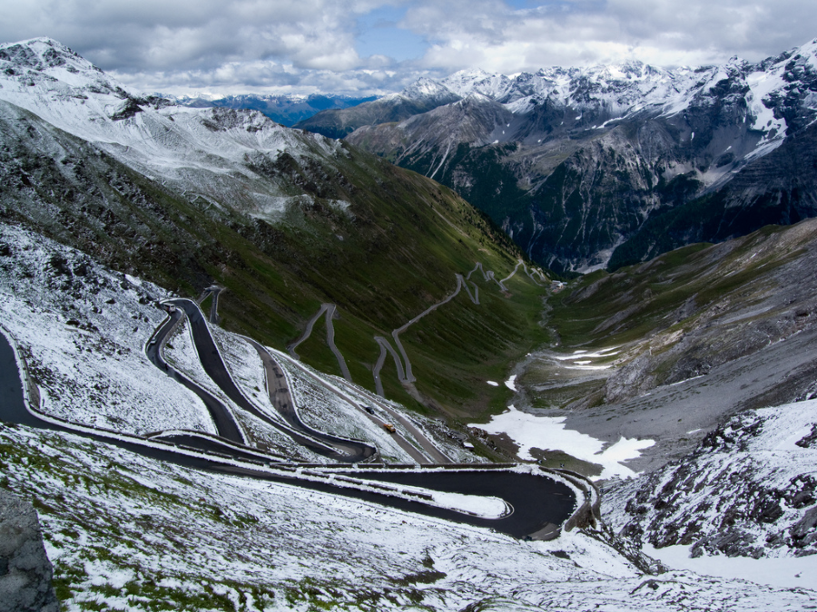 Stelvio Pass, một kiệt tác của thiên nhiên và con người, là một trong những cung đường đèo nổi tiếng nhất thế giới