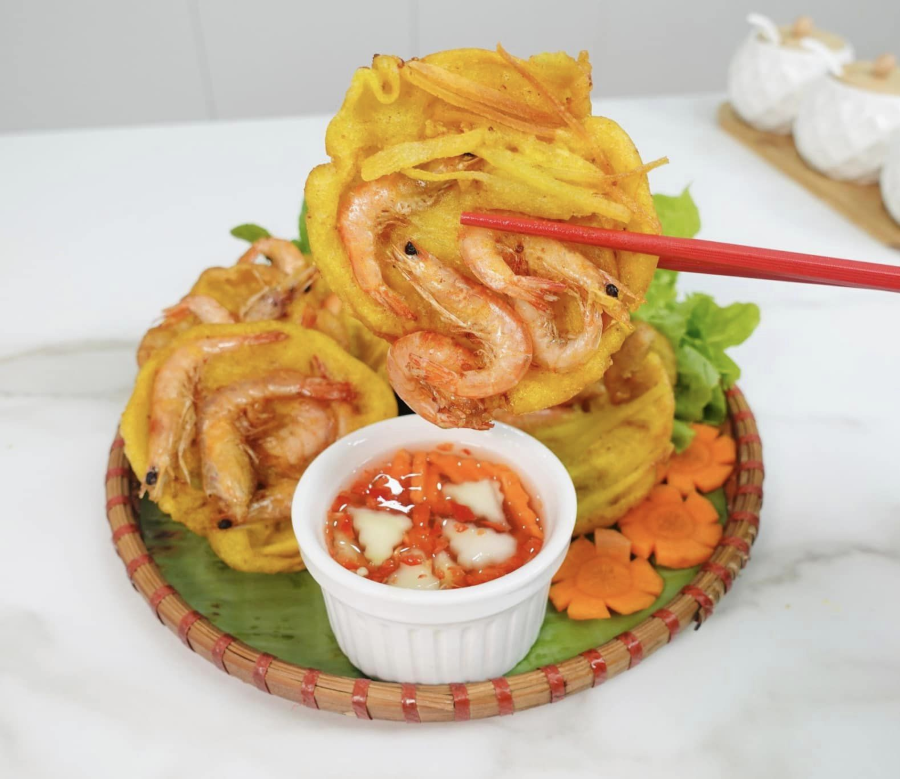 Mùa thu Hà Nội, bên cạnh những chiếc lá vàng rơi, còn có những chiếc bánh tôm thơm lừng