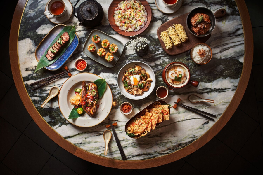 Nằm ngay trung tâm thành phố, Maxwell Road này thu hút đông đảo du khách bởi sự đa dạng và phong phú của các món ăn