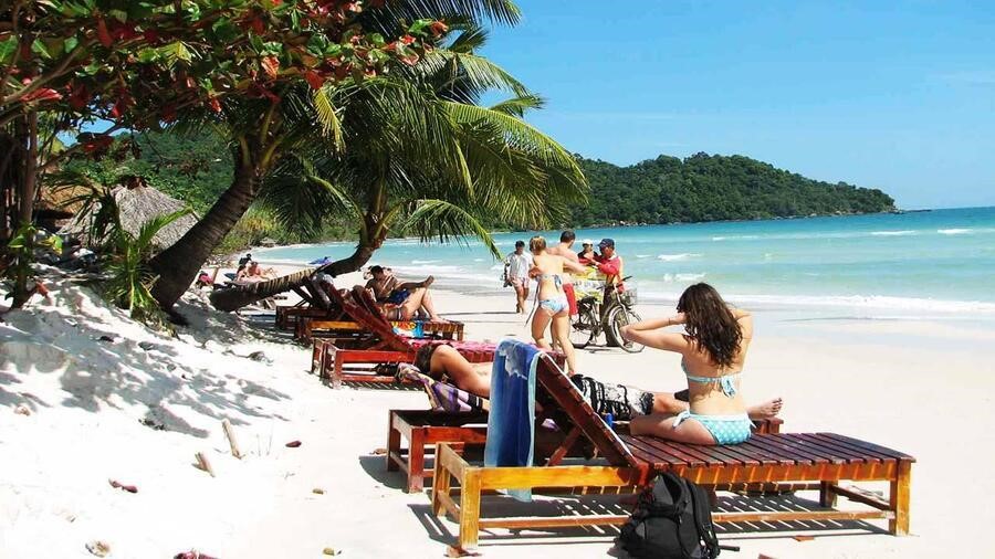 Bãi Sao rộng rãi và thoải mái, là nơi lý tưởng để tắm nắng và thư giãn