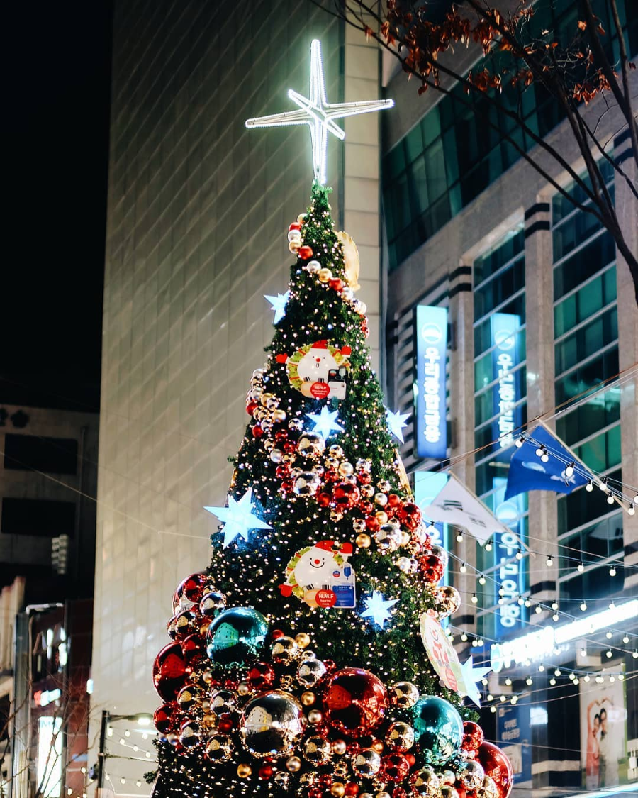 Cây thông Noel khổng lồ được trang trí lộng lẫy với hàng ngàn bóng đèn lung linh trở thành biểu tượng của mùa lễ hội