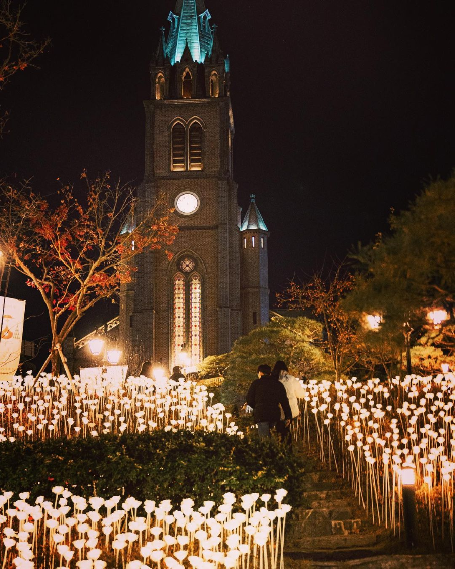 Nhà thờ Myeongdong, với kiến trúc Gothic cổ kính và những bức kính màu tuyệt đẹp, là một trong những biểu tượng của Seoul