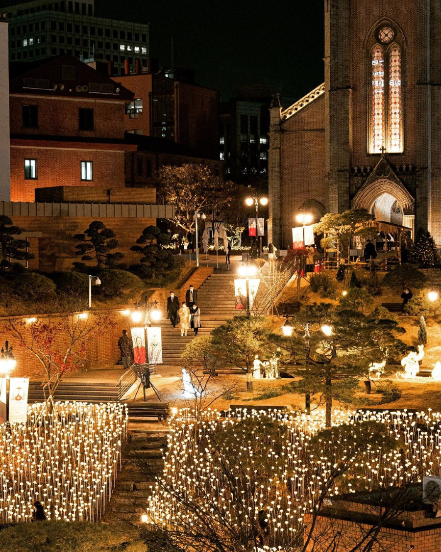 Nhà thờ được trang hoàng lộng lẫy với hàng ngàn ánh đèn lung linh, tạo nên một không gian ấm cúng và huyền ảo