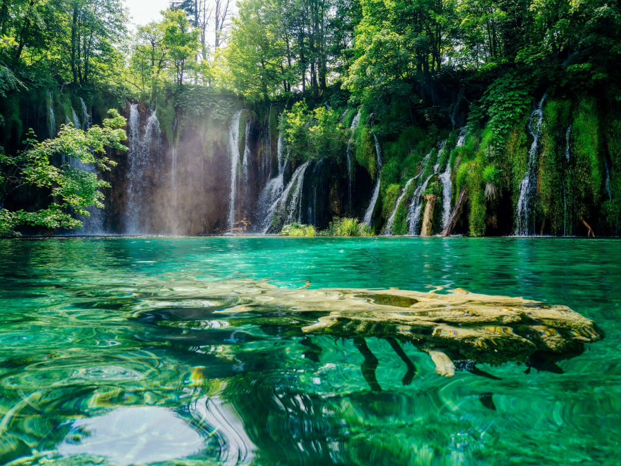 Công viên Quốc gia Plitvice Lakes, một kỳ quan thiên nhiên của Croatia, nằm trải dài gần biên giới Bosnia và Herzegovina