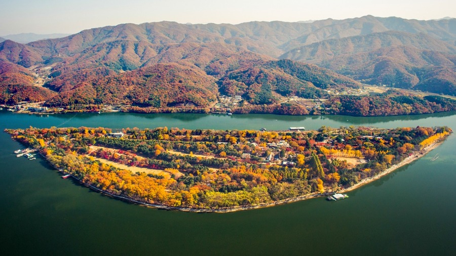 Nhắc đến du lịch Hàn Quốc thì không thể bỏ qua đảo Nami, hòn đảo hình bán nguyệt thơ mộng nằm giữa lòng sông Bắc Hàn