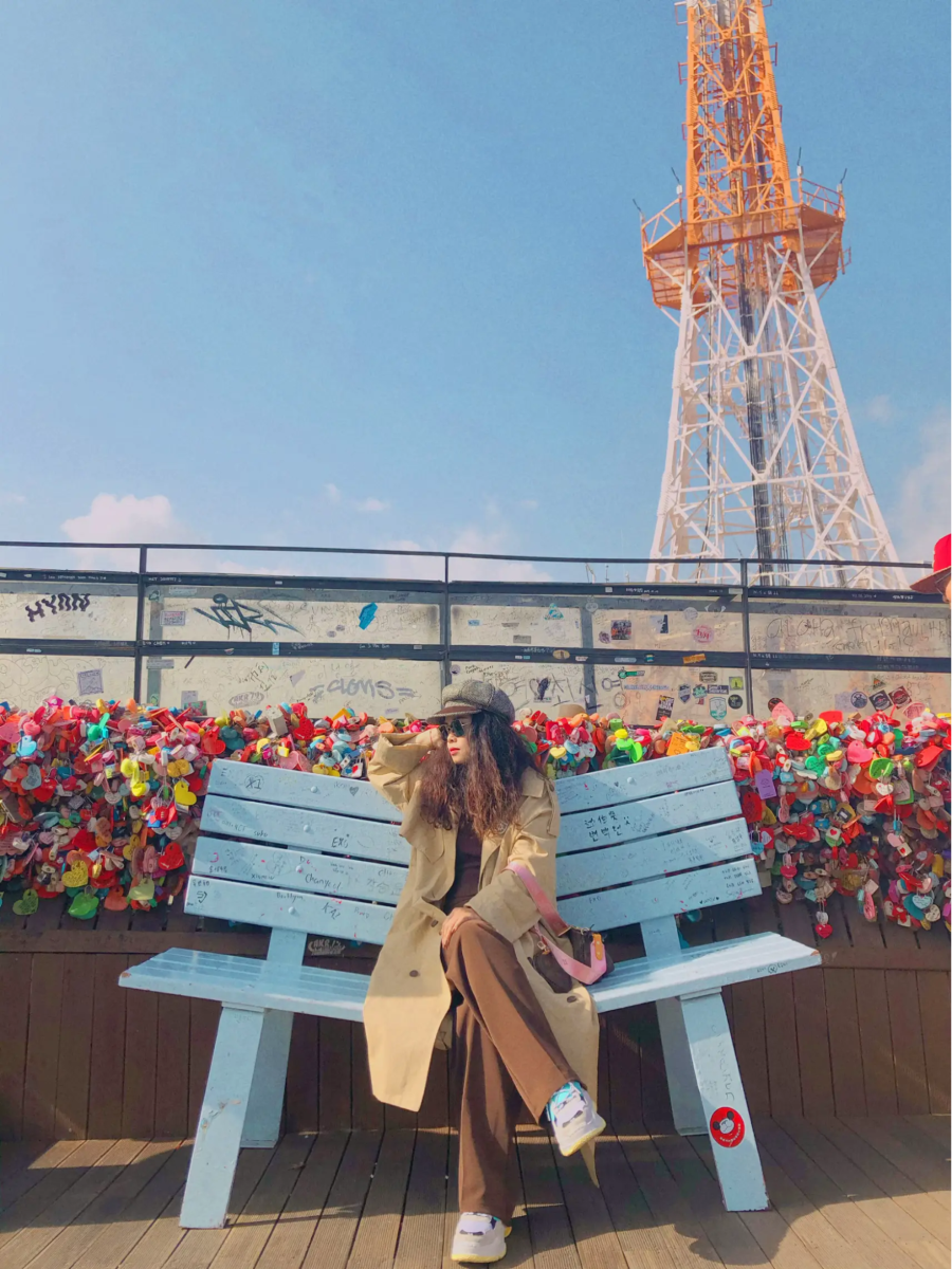 Tháp N Seoul không chỉ thu hút du khách bởi vẻ đẹp tráng lệ mà còn bởi bầu không khí lãng mạn, ngọt ngào