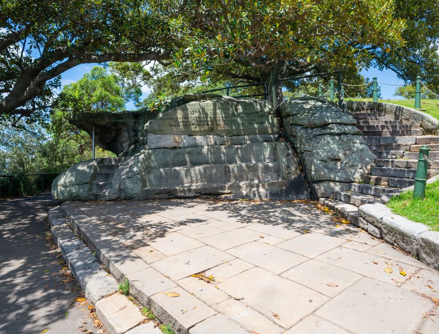 Ghế đá có diện tích dài với những đường nét tỉ mỉ và tinh xảo hiếm thấy