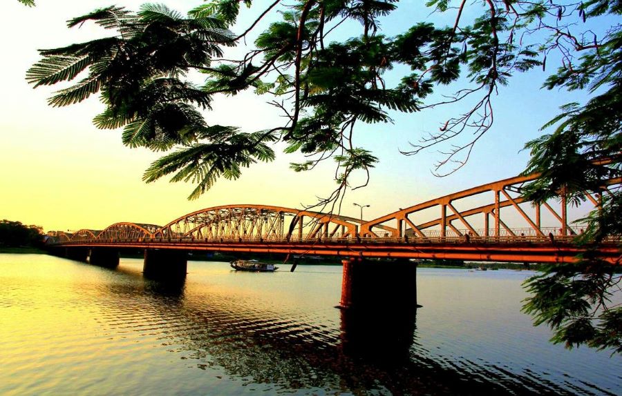 Cầu Tràng Tiền được biết đến là biểu tượng của xứ Huế mộng mơ