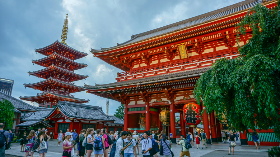 Đền Senso-ji, hay còn gọi là Asakusa Kannon, là một viên ngọc quý tỏa sáng giữa lòng Tokyo cổ kính