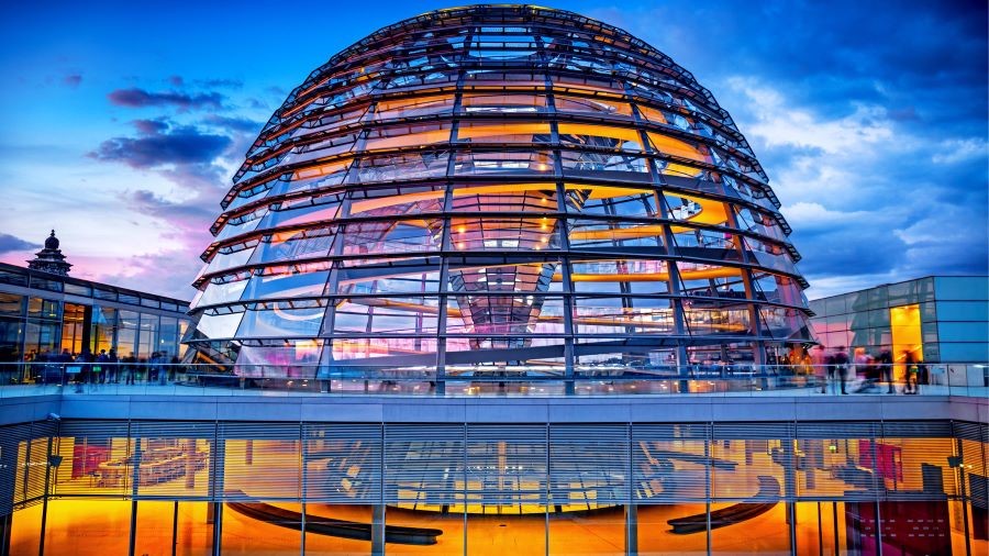 Nhà Mái Vòm Reichstag với phần mái vòm được làm hoàn toàn bằng kính luôn lấp lánh dưới ánh nắng mặt trời