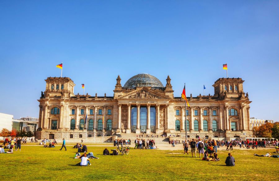 Nhà Mái Vòm Reichstag là một trong những tòa nhà quốc hội nổi tiếng và thu hút nhất đối với khách du lịch