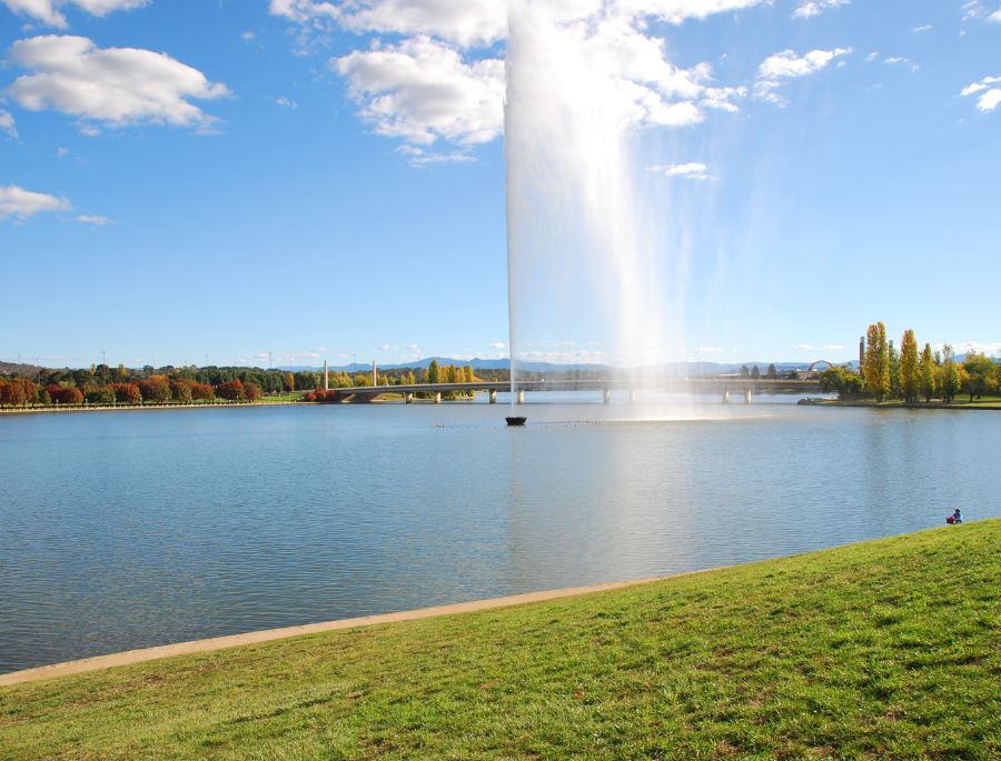 Hồ Burley Griffin là một hồ nhân tạo với kích thước rộng lớn