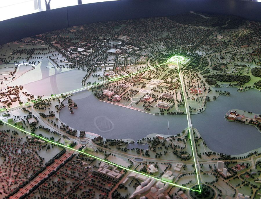 Parliamentary Triangle – Là nơi đây tập trung rất nhiều các tòa nhà chính phủ quan trọng và các công trình kiến trúc mang tính biểu tượng của thủ đô