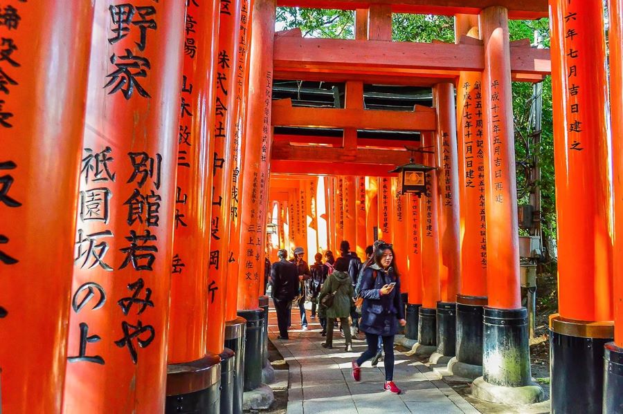 Hàng nghìn cổng Torii màu đỏ son rực rỡ tại Đền thờ Fushimi Inari Taisha