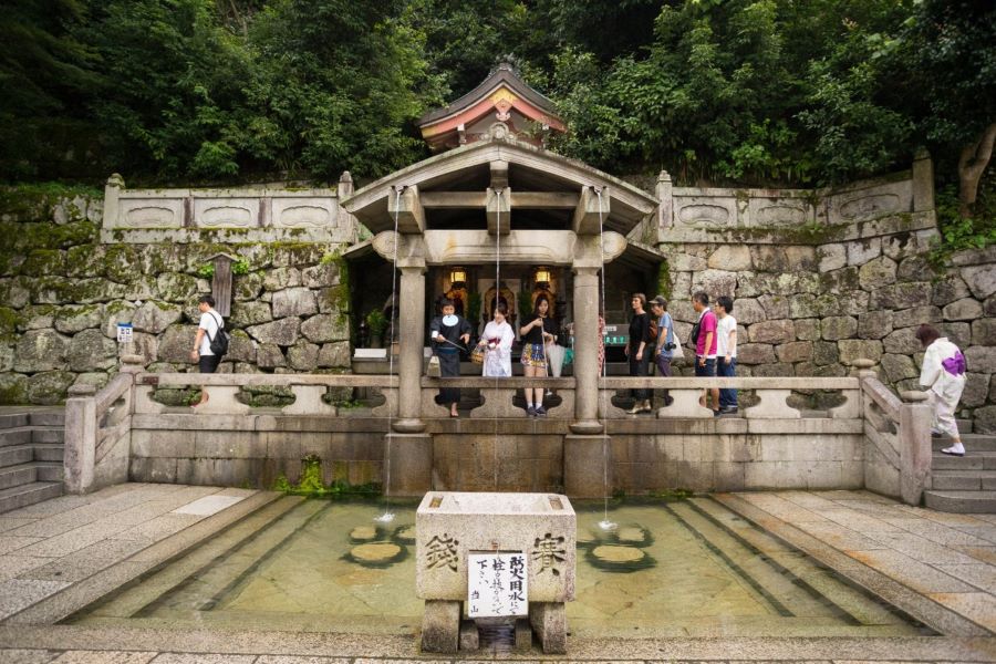 Dòng suối Otowa trong vắt len lỏi qua khuôn viên ngôi chùa Kiyomizu-dera