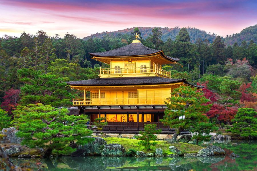 Chùa Kinkaku-ji nằm tựa mình bên bờ hồ nước trong veo