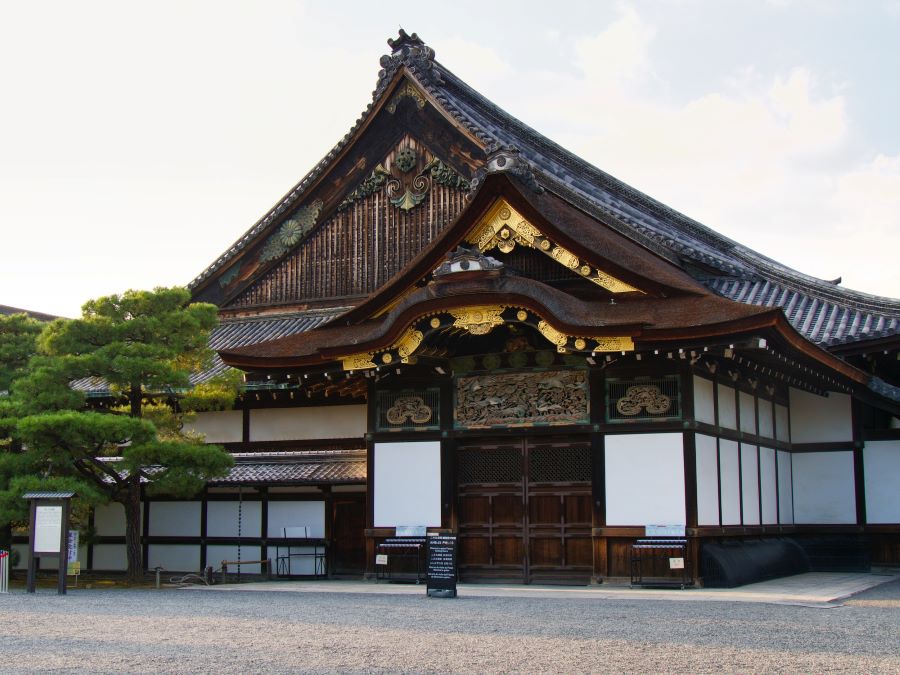 Nổi bật giữa lòng cố đô Kyoto tráng lệ, Thành Nijo như một biểu tượng uy nghi, sừng sững