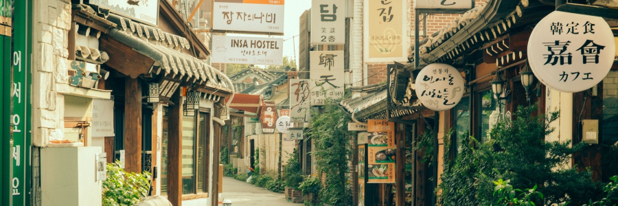 Insadong là một khu phố cổ kính với những con đường lát đá cuội với những ngôi nhà hanok truyền thống