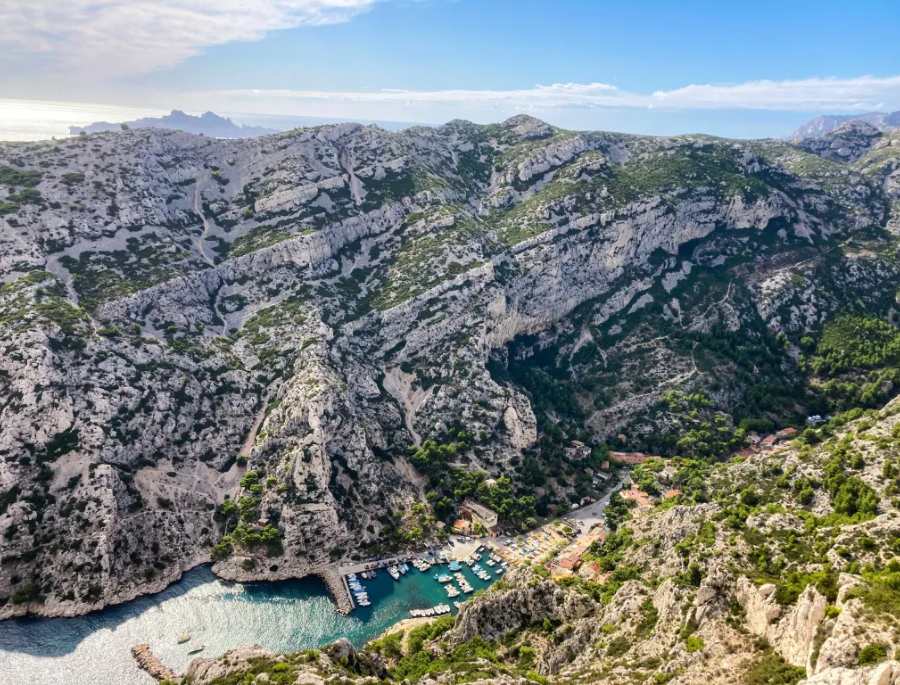 Calanques là một hệ thống các vách đá vôi nhấp nhô, hang động và bãi biển tuyệt đẹp
