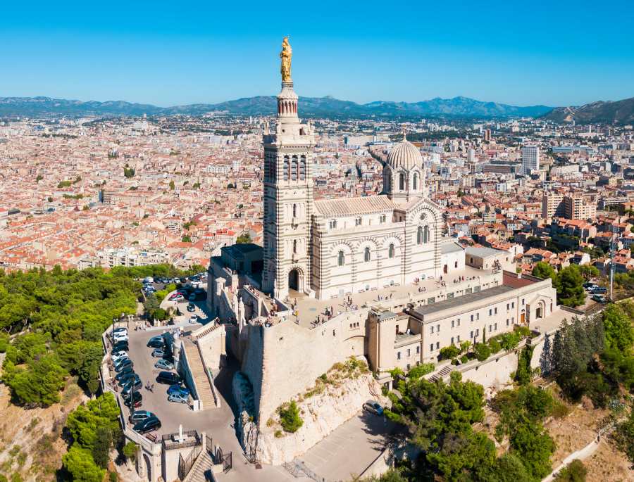 Basilique Notre-Dame de la Garde là một nhà thờ lớn sở hữu kiến trúc đồ sộ nằm ngay trên đỉnh đồi La Garde