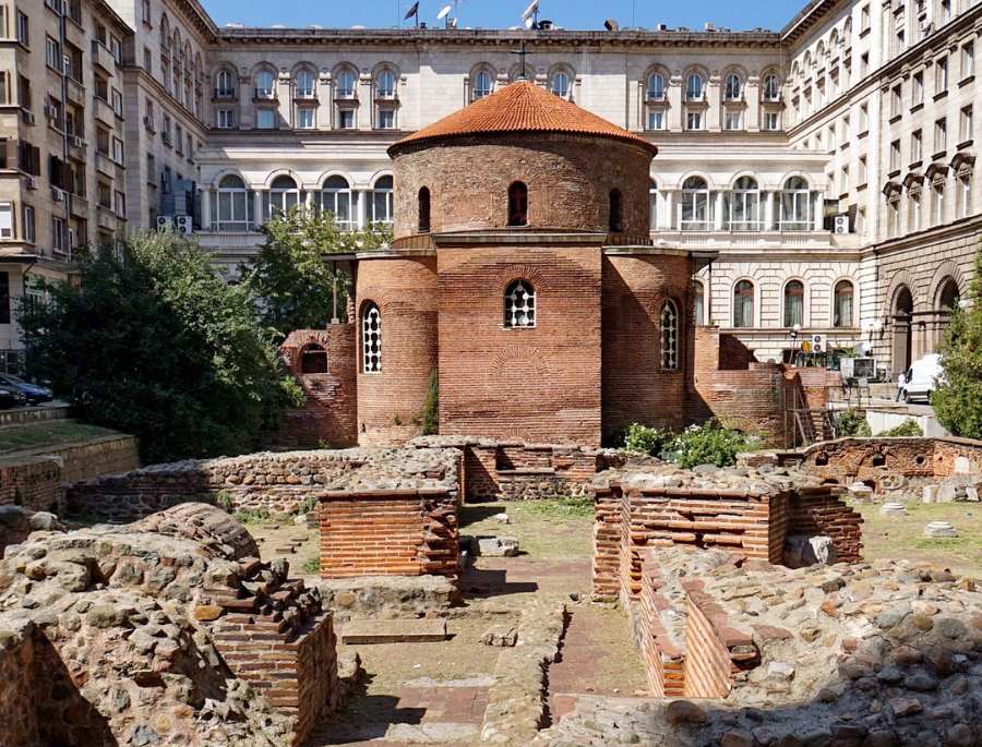 Nhà thờ St. George Rotunda là một trong những tòa nhà cổ xưa nhất còn sót lại ở Châu Âu