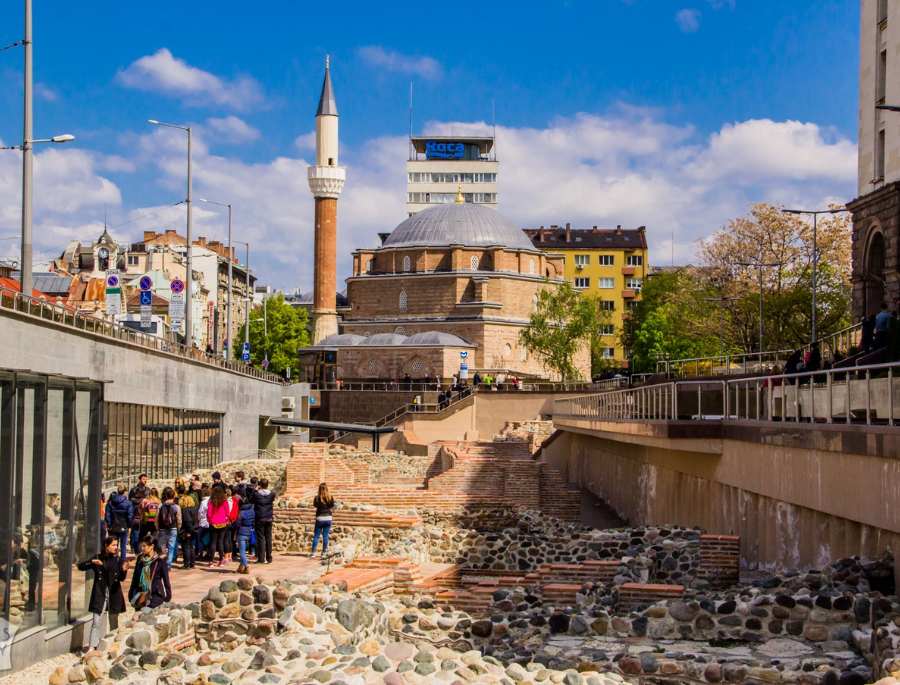 Khu phố cổ thu hút được lượng lớn khách du lịch Châu Âu tới tham quan và khám phá