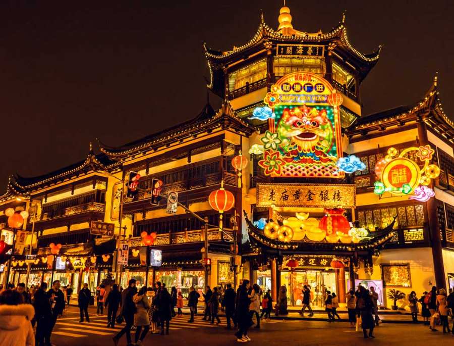 Miếu Thành Hoàng lên đèn lung linh rực rỡ mỗi khi màn đêm buông xuống