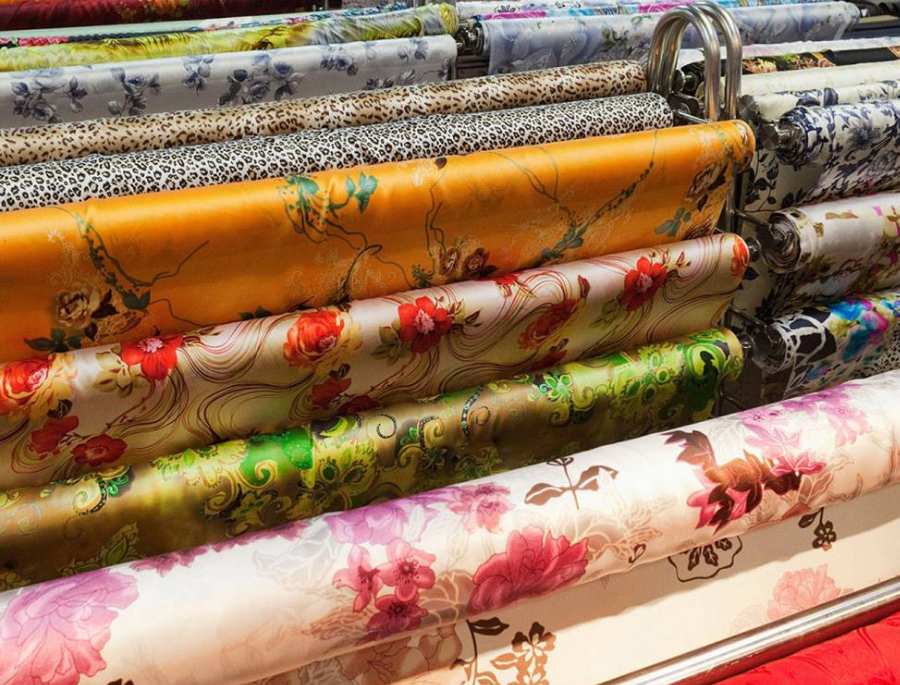 Những xấp lụa Tô Châu với nhiều màu sắc và kiểu dáng khác nhau