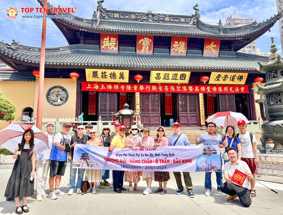 Đoàn Top Ten Travel tới tham quan và khám phá Chùa Phật Ngọc