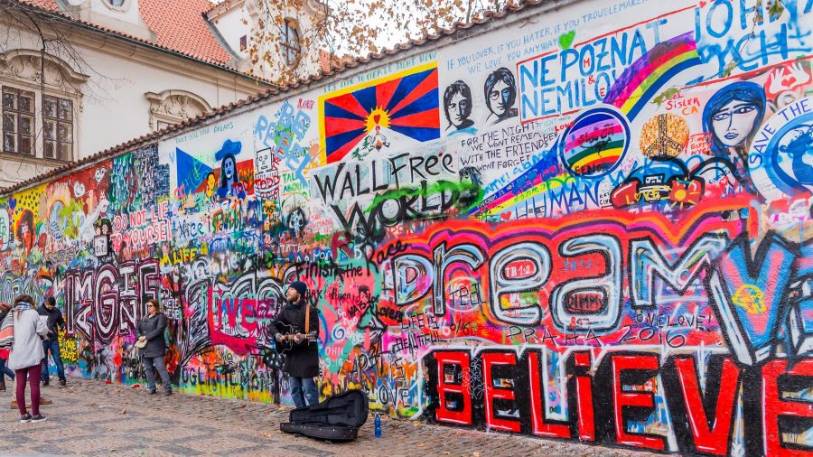 Bức tường John Lennon - một trong những tọa độ check-in độc đáo nhất tại thủ đô Praha 