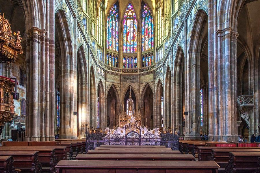 Phần nội thất được trang hoàng vô cùng nổi bật bên trong Nhà thờ chính tòa Thánh Vitus