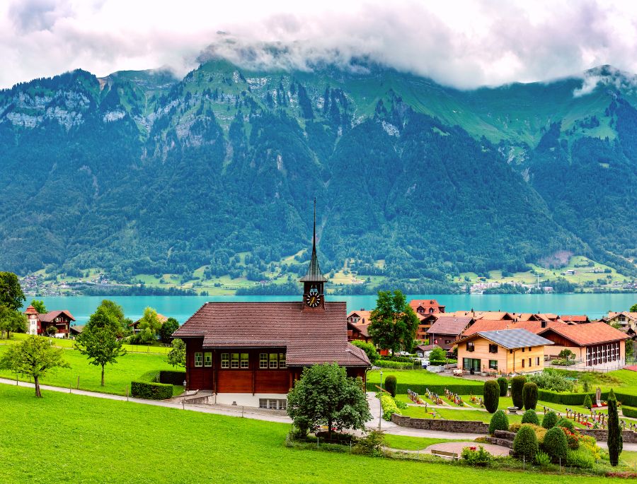 Toàn cảnh làng Iseltwald nằm nép mình bên bờ hồ Brienz thơ mộng