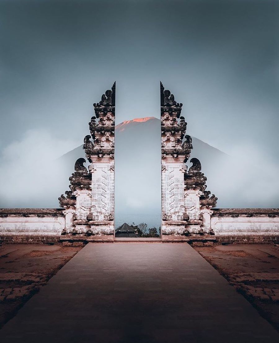 Đền Cổng Trời Lempuyang nổi tiếng bởi sở hữu một cánh cổng tựa như mở đường lên trời