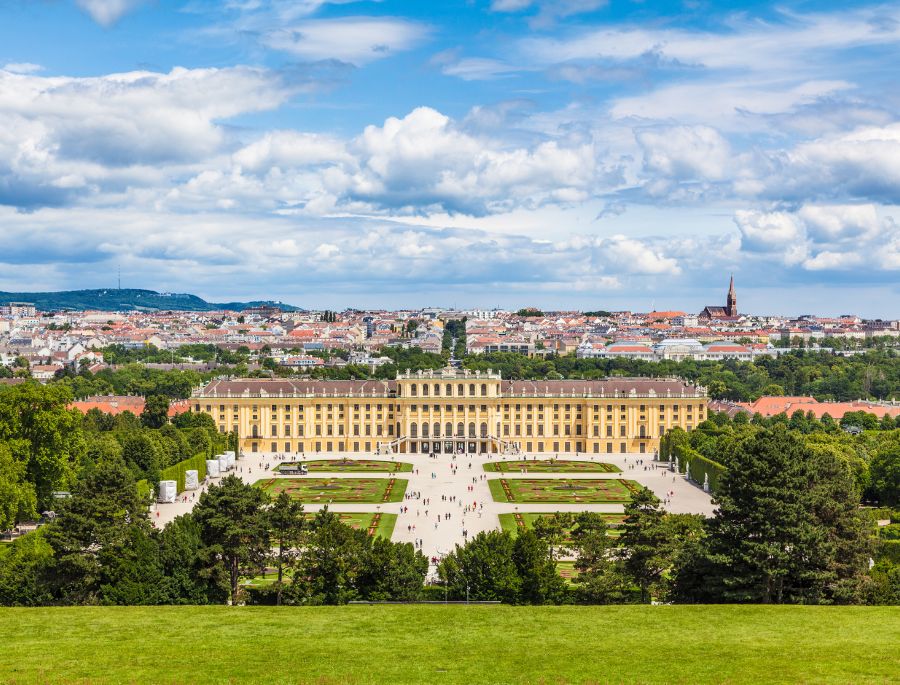 Schönbrunn Palace là một trong những điểm đến nổi tiếng nhất của Vienna và là một biểu tượng của Áo