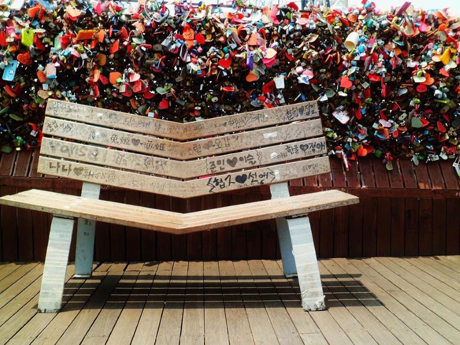 Tháp Namsan nổi tiếng với những chiếc khóa tình yêu muôn màu sắc như một lời hẹn hứa cho câu chuyện tình yêu đầy lãng mạn