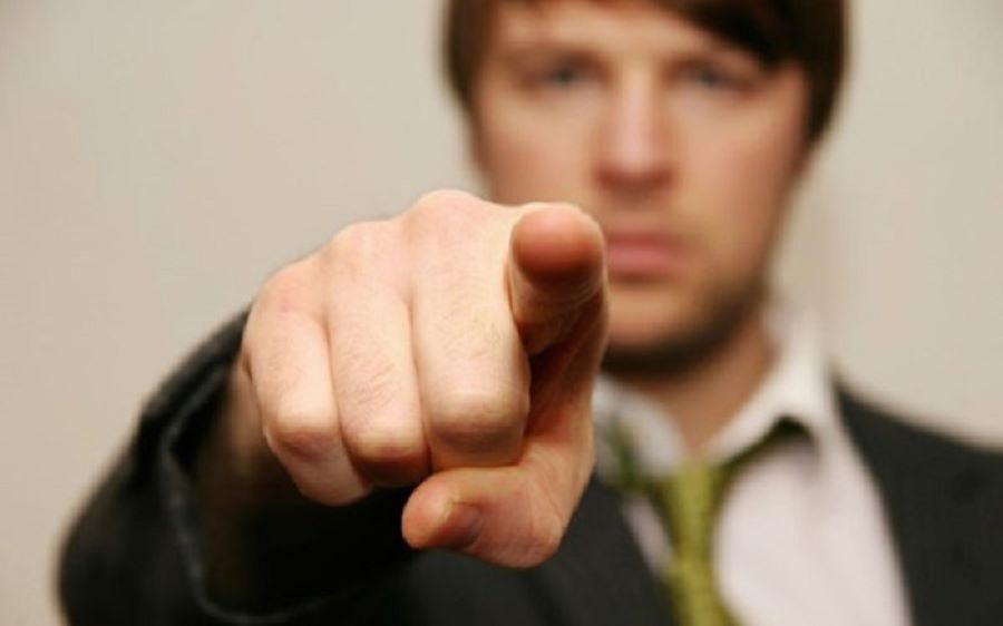 Dùng ngón tay chỉ vào người khác được xem là hành động thiếu sự tôn trọng