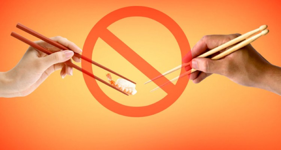 Việc sử dụng đũa để gắp thức ăn từ bát này sang bát khác là một hành động thiếu tinh tế tại Nhật