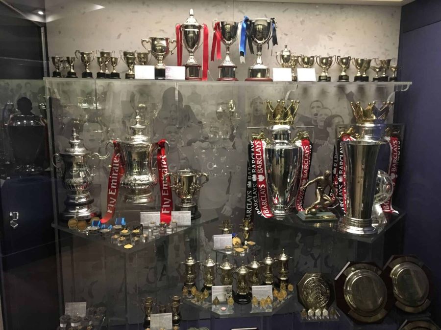 Trophy Room - nơi trưng bày những chiếc cúp vô địch của Quỷ đỏ Manchester United