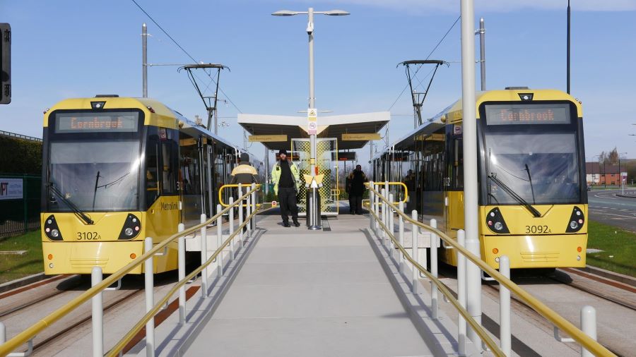 Du khách có thể lựa chọn nhiều phương tiện khác nhau để di chuyển đến sân Old Trafford