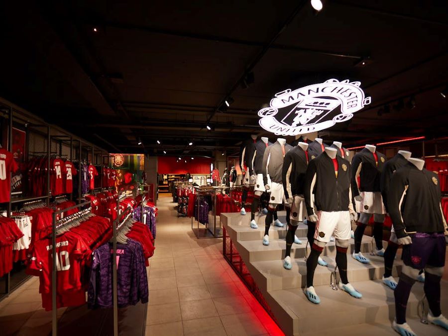 Đừng quên mua một vài món quà lưu niệm nhỏ xinh tại Megastore bạn nhé!