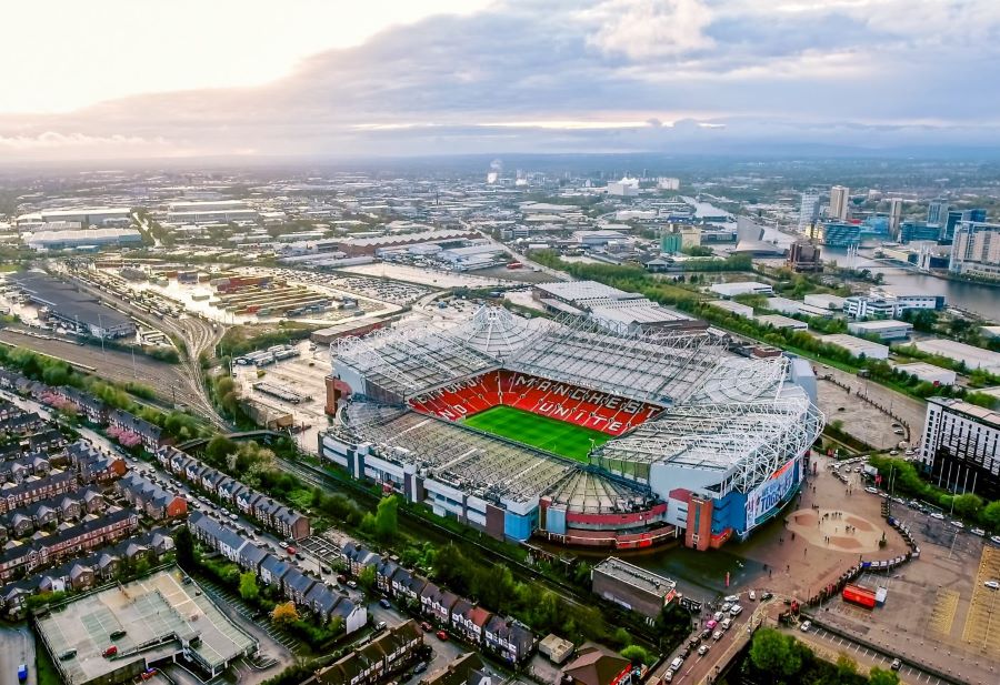Old Trafford với sức chứa khổng lồ là sân vận động bóng đá lớn thứ 2 ở Anh