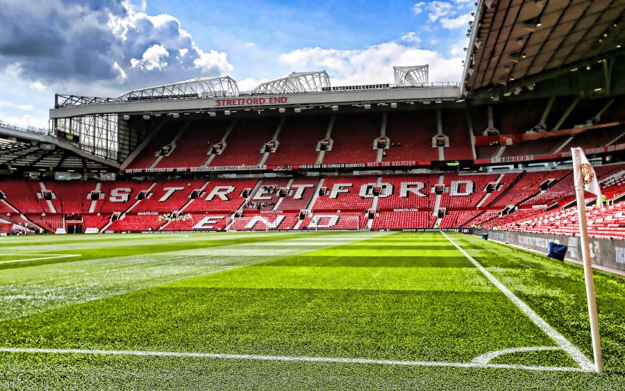 Sân Old Trafford ngày nay đã được mở rộng ra tới bốn khán đài