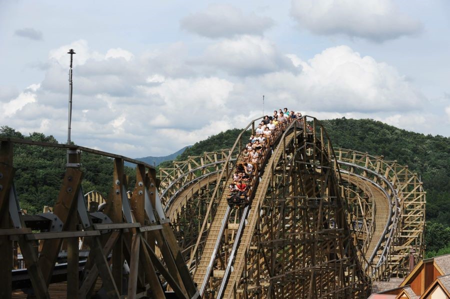Vượt qua giới hạn bản thân tại tàu lượn bằng gỗ T-Express