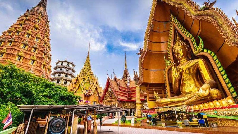 Bangkok cũng sở hữu hàng trăm ngôi đền, chùa tráng lệ bậc nhất Thái Lan.