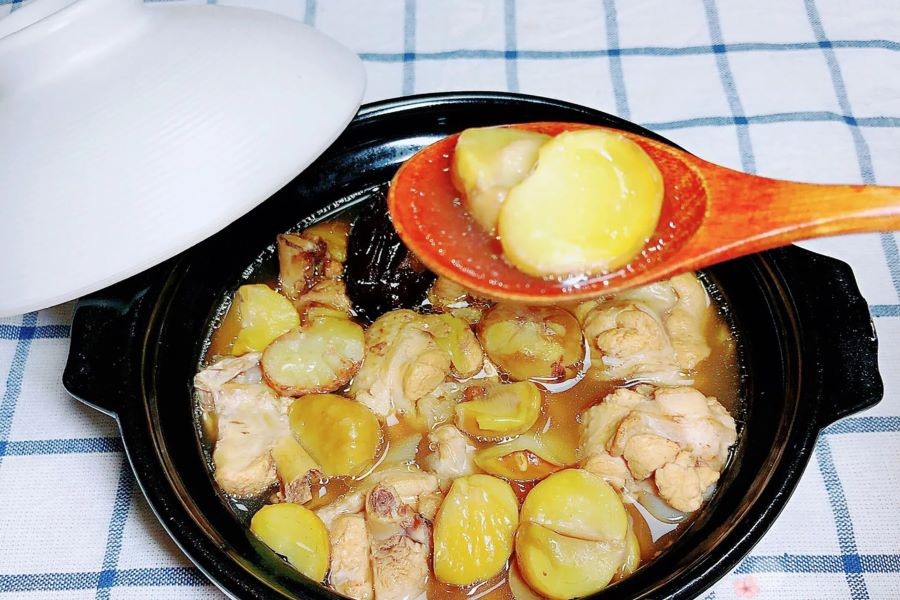 Đừng quên thưởng thức món Gà hầm hạt dẻ nữa nhé!