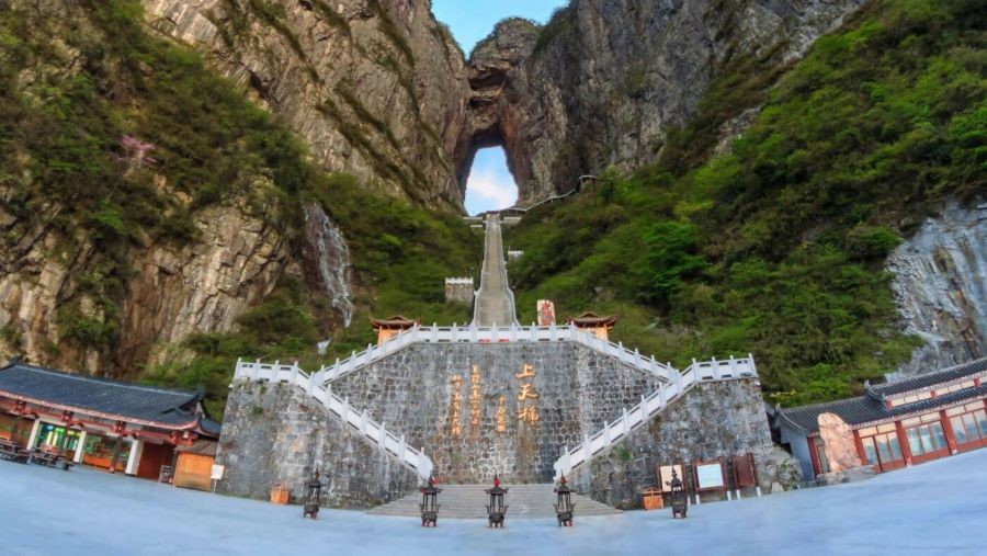 Vượt 99 bậc thang để đến với cổng trời tại Trương Gia Giới