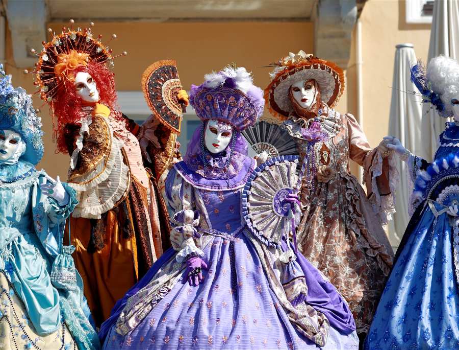 Mọi người cùng nhau hóa trang để tham gia Lễ hội Carnaval de Nice lớn nhất vào mùa xuân tại Pháp