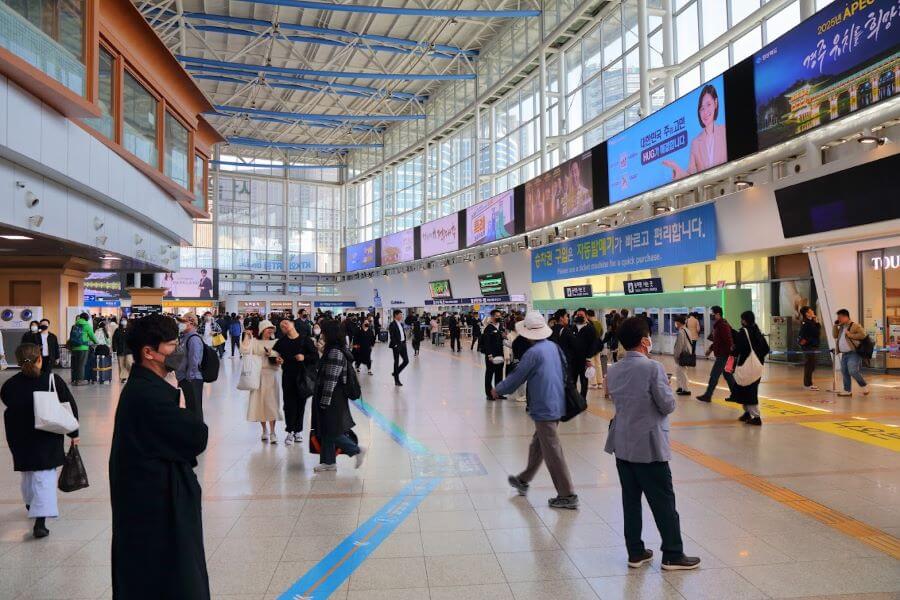 Mỗi nhà ga như một bức tranh đầy màu sắc, thể hiện sự kết hợp hài hòa giữa nét truyền thống và hiện đại của Hàn Quốc