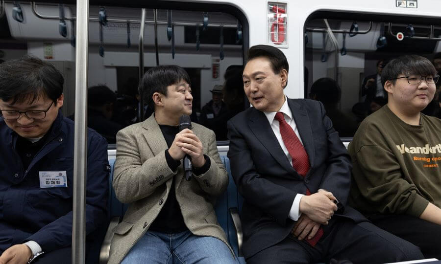 Tàu điện ngầm Seoul là nơi mà bạn có thể bắt gặp những gương mặt đa dạng và những câu chuyện cuộc sống đầy màu sắc